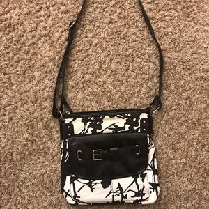 Black and white Mandani pullover bag
